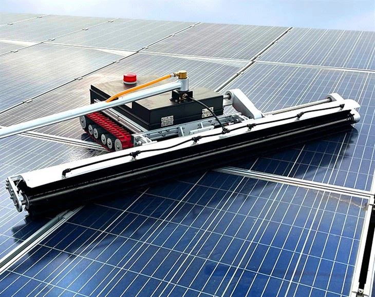 Daljinsko voden robot za čiščenje PV plošč