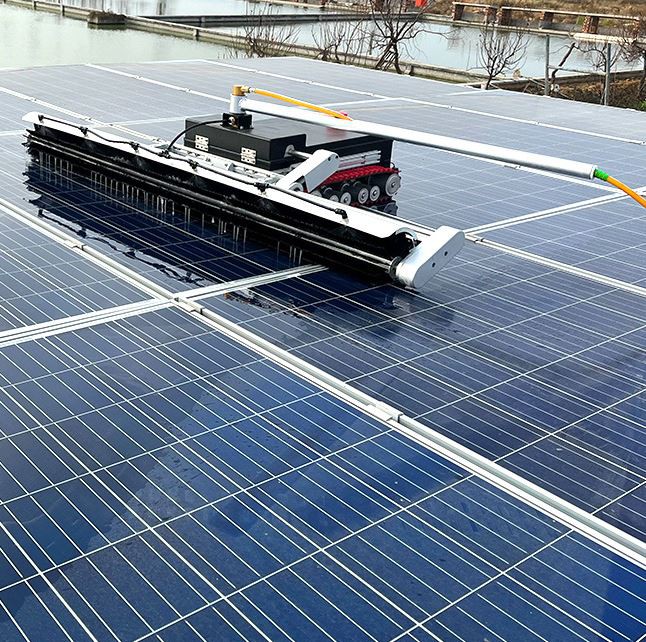 Solarni čistilni robot