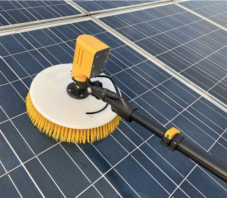 Rotirana krtača za čiščenje solarnih panelov z eno glavo